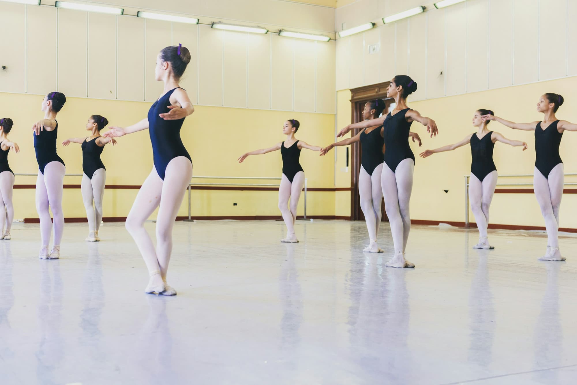 Cours de danse classique, élèves en justaucorps dans une salle de danse