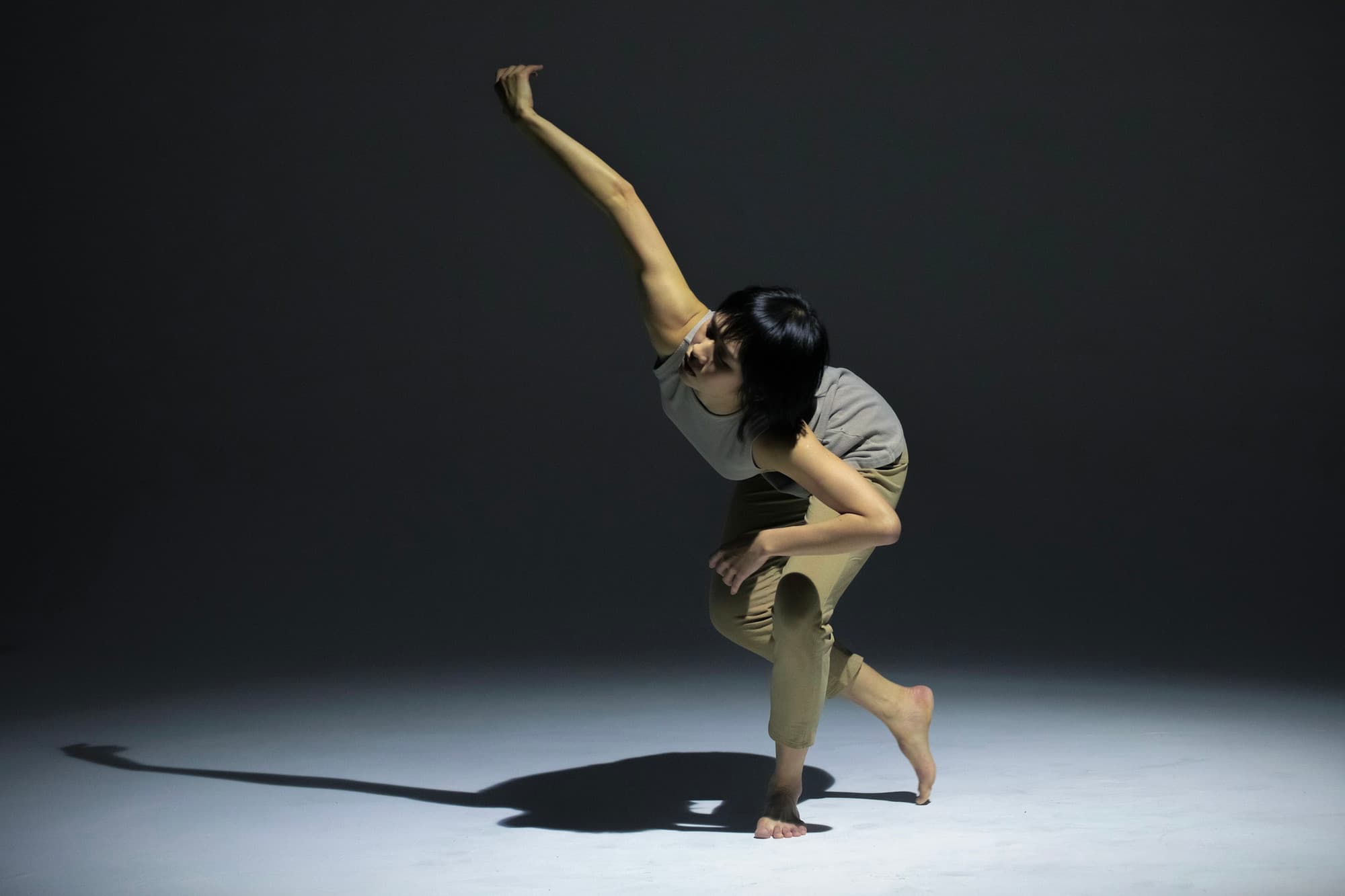 Danseuse contemporaine en mouvement sous un projecteur