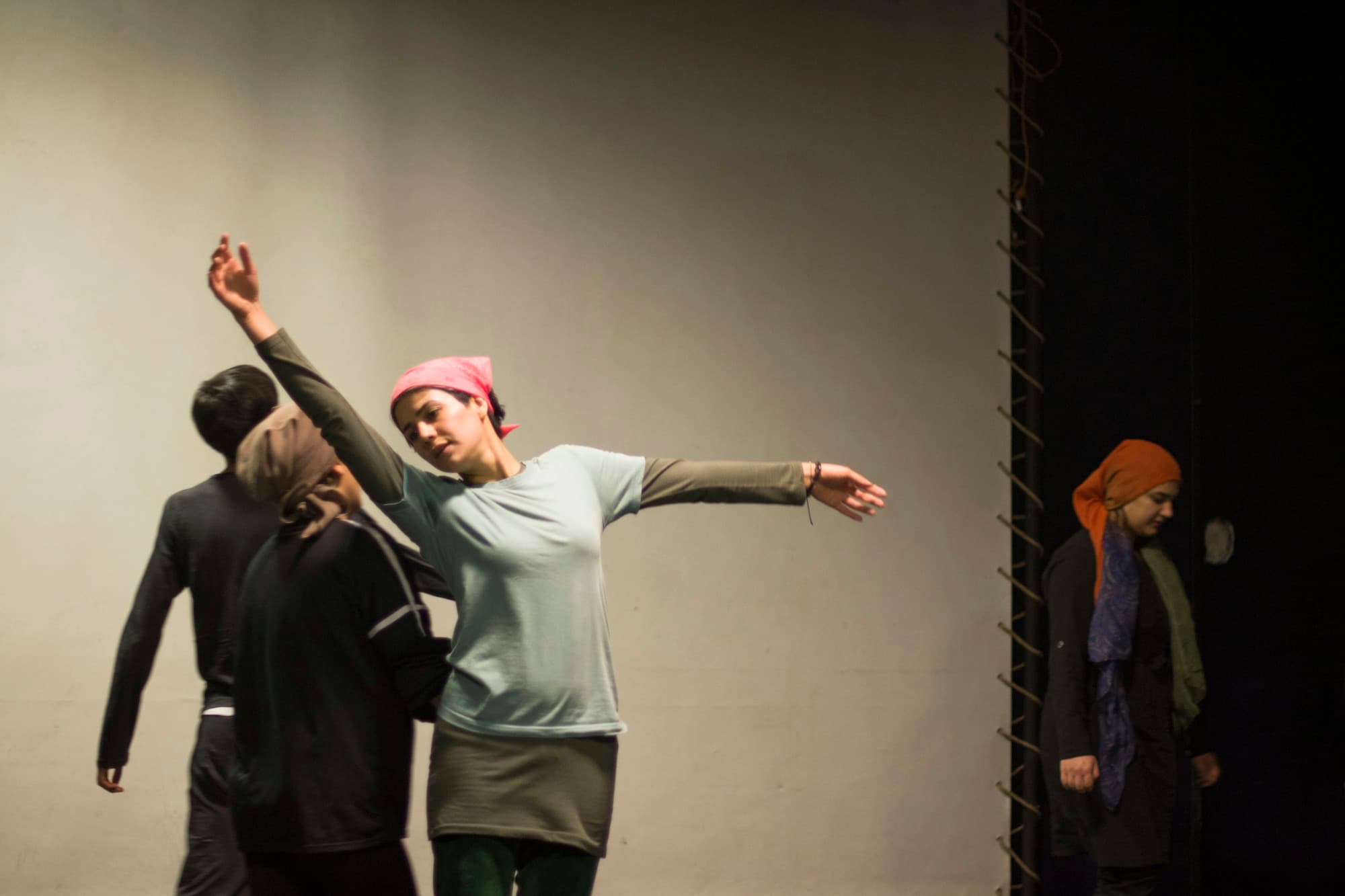 Répétition de théâtre, comédiens en mouvement sur scène